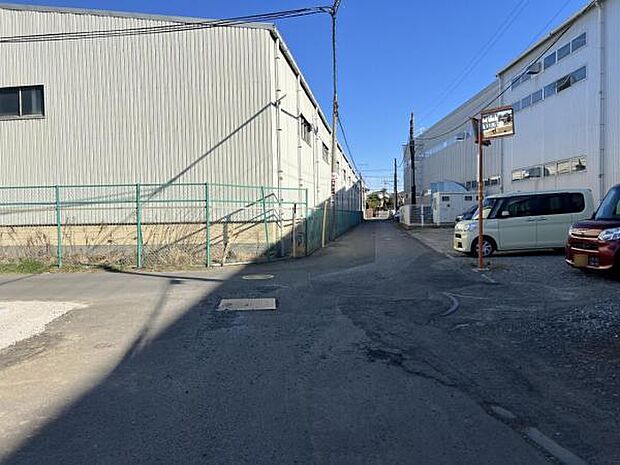 前面道路を含めた現地写真です。ぜひ周辺環境も併せてご覧ください。