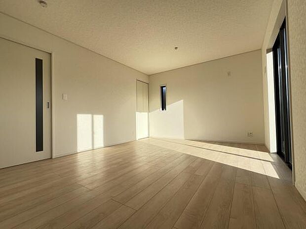 お食事中もキッチンと会話が楽しめるダイニングスペース。