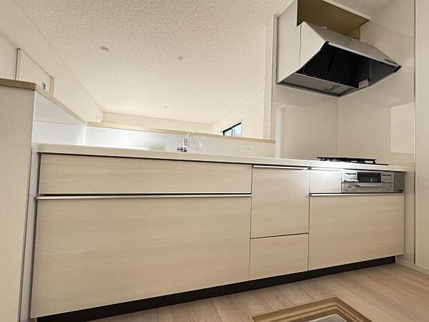 リビングが見渡せる対面キッチンです。