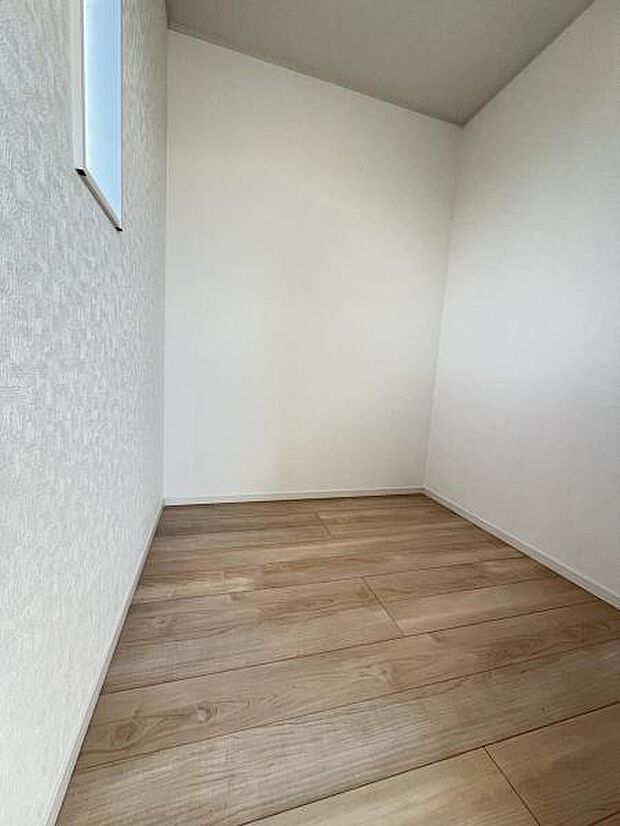 ウォークインクローゼットがあり収納スペースも豊富。季節物もスッキリ片付きそうです。