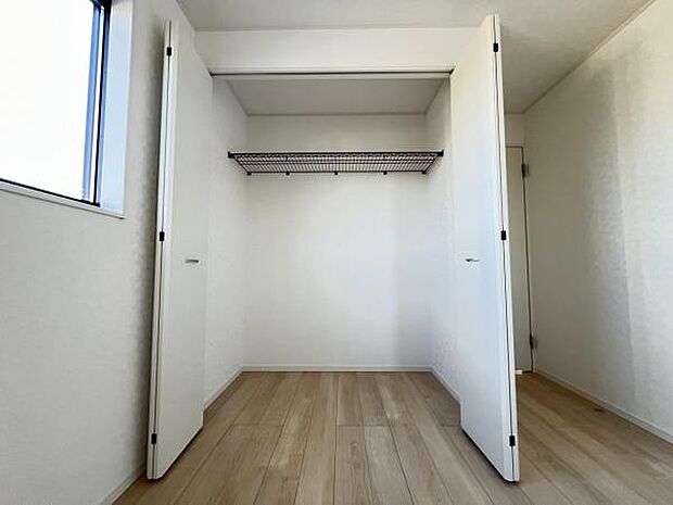 いつでもお部屋をスッキリお使い頂ける収納スペースを設置。