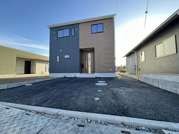 前面道路を含めた現地写真です。ぜひ周辺環境も併せてご覧ください。