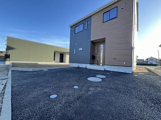 駐車場ももちろん完備しておりますのでお車所有の方にも心強いです。