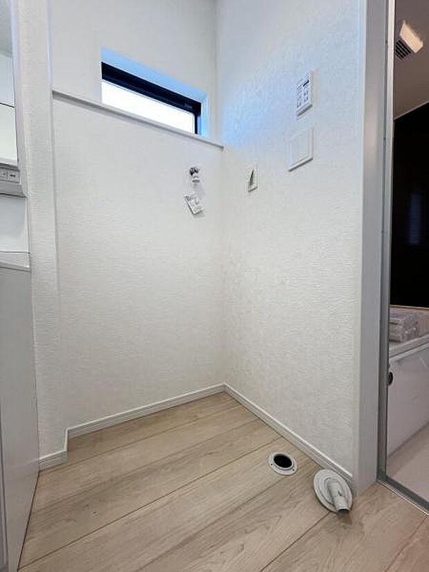 独立洗面台の横にはランドリースペースがございます。