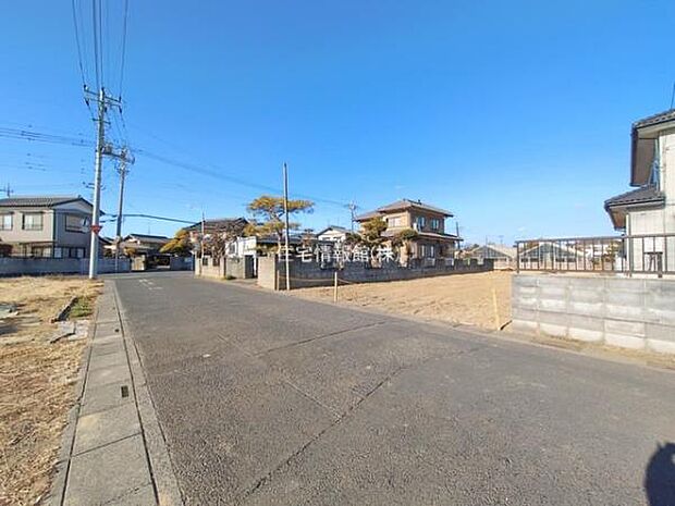 前面道路を含めた現地写真です。