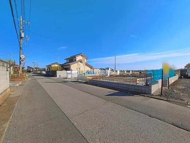 前面道路を含めた現地写真です。