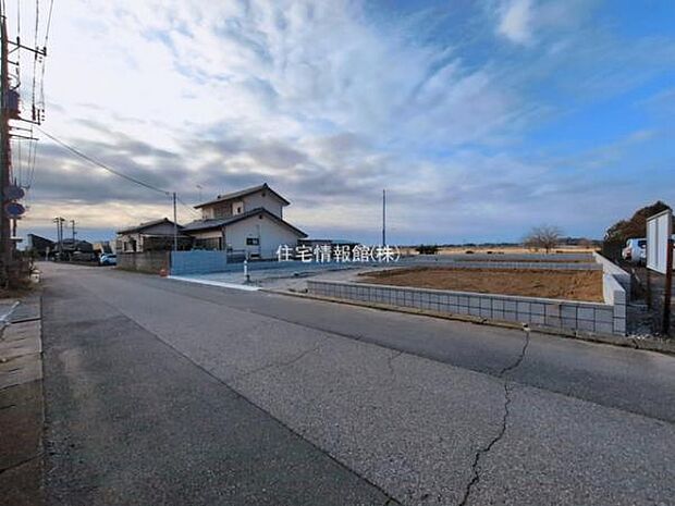 前面道路を含めた現地写真です。