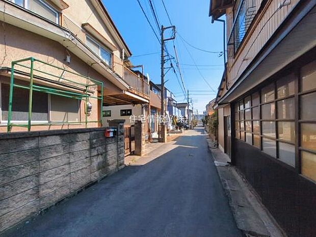 前面道路を含めた現地写真です。