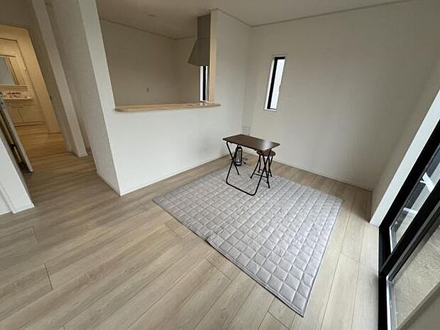 ゆったりとした開放的なダイニングキッチンスペースです。