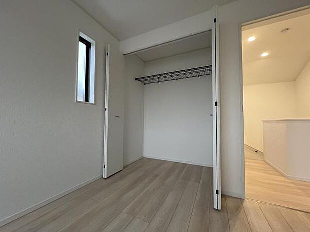 枕棚とハンガーパイプの付いたクローゼットです。