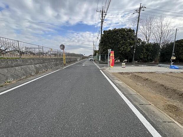 前面道路を含めた現地写真です。ぜひ周辺環境も併せてご覧ください。
