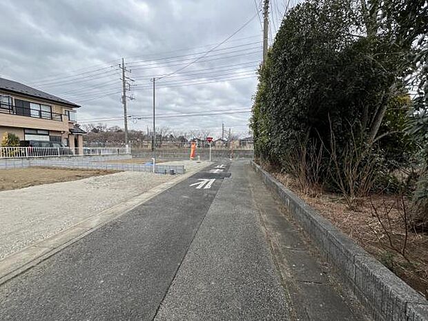 前面道路を含めた現地写真です。ぜひ周辺環境も併せてご覧ください。