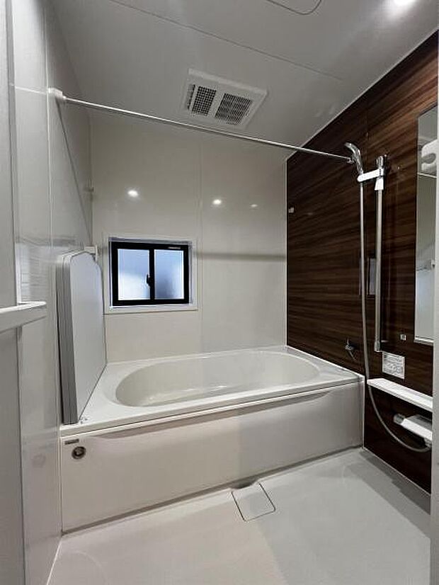 水はけがよくお手入れしやすいシステムバス、シャンプー類をしまえる便利な棚付きです。