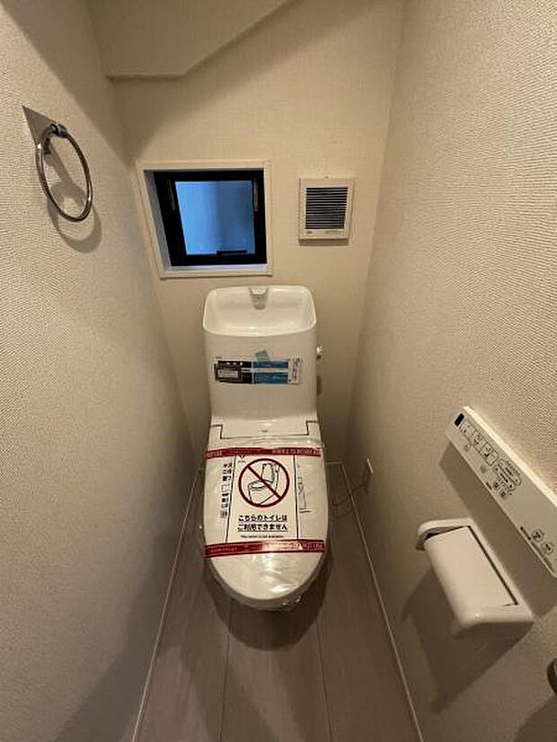 シャワー洗浄機能付のトイレは、清潔感が印象的な空間ですね。
