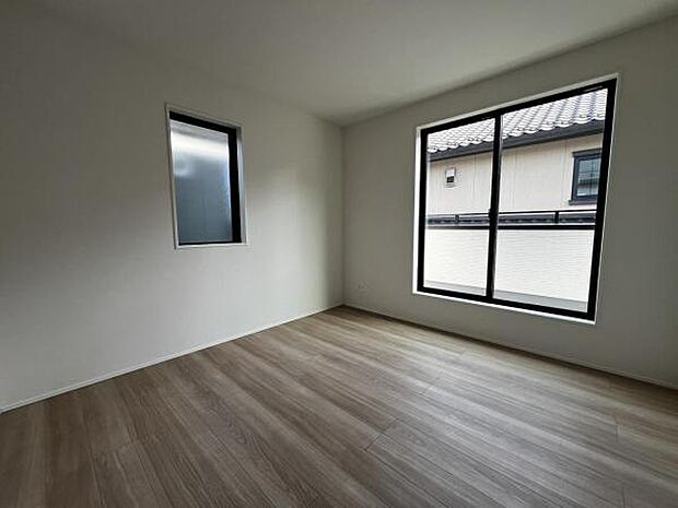 2面採光を確保した室内は、明るく風通しも良く、大変居心地の良い空間となっております。