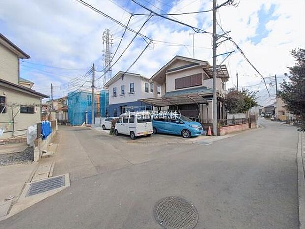 前面道路を含めた現地写真です。