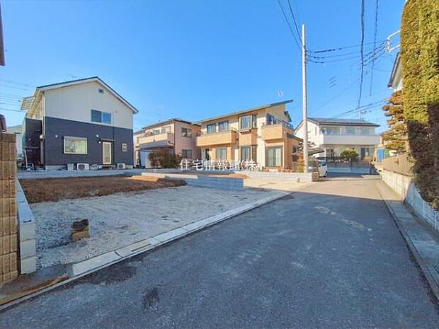 前面道路を含めた現地写真です。