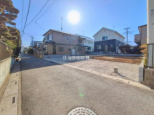 前面道路を含めた現地写真です。