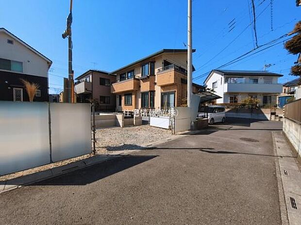 前面道路を含めた現地写真です。