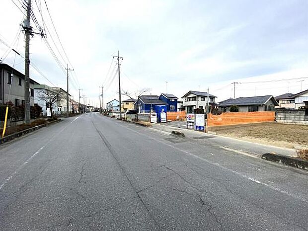 前面道路を含めた現地写真です。
