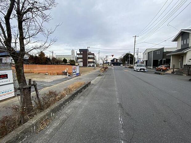 前面道路を含めた現地写真です。ぜひ周辺環境も併せてご覧ください。