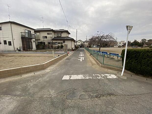 前面道路を含めた現地写真です。