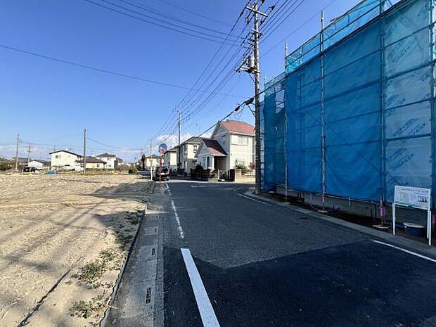 前面道路を含めた現地写真です。