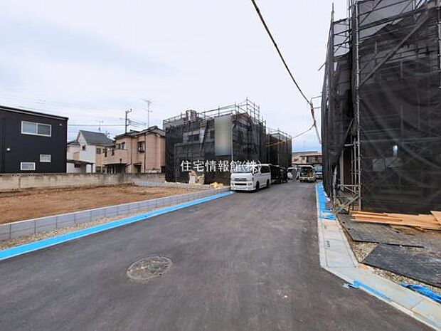 前面道路を含めた現地写真です。