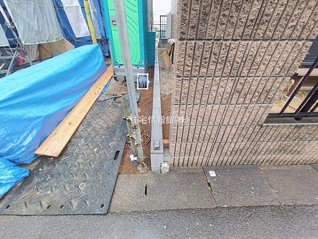 前面道路を含めた現地写真です。