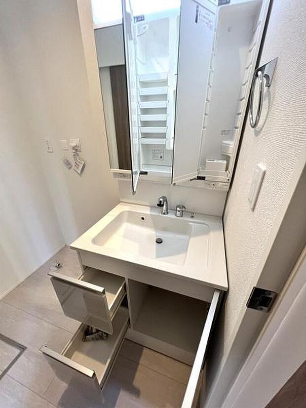 シャワー付き洗面化粧台です。手軽にシャンプーができ、お掃除もしやすいですね。