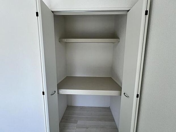 中の物を確認しやすく、取り出しやすい収納スペース。お部屋を広々とお使いいただけます。