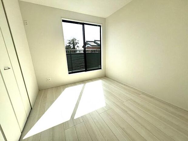 洋室は、風通しが良く明るく快適な空間です。ゆったりと読書など、趣味にも没頭できそうです。