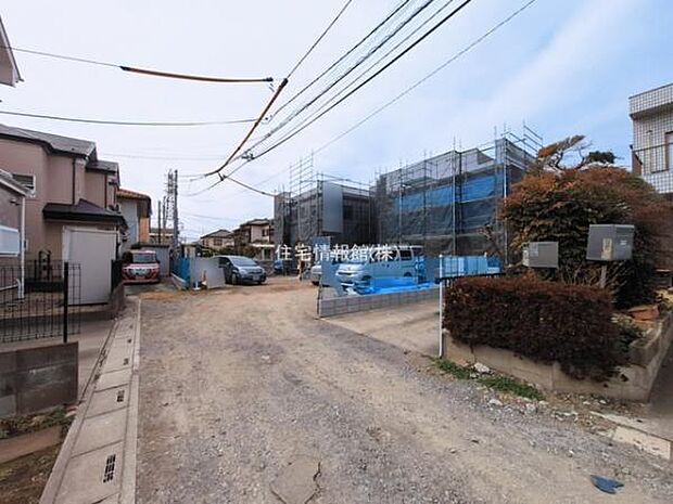 前面道路を含めた現地写真です。