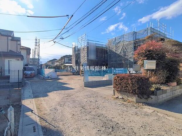 前面道路を含めた現地写真です。