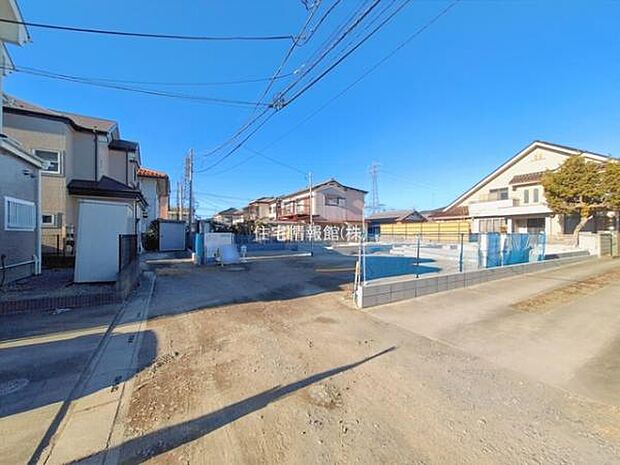 前面道路を含めた現地写真です。