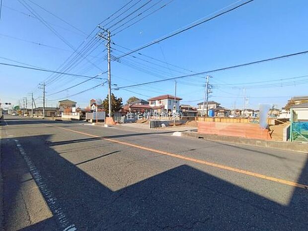 前面道路を含めた現地写真です。