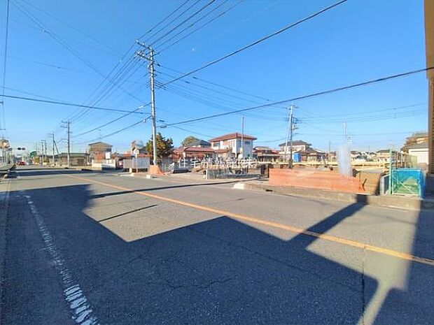 前面道路を含めた現地写真です。