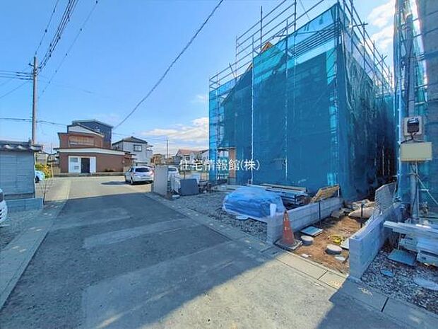 前面道路を含めた現地写真です。