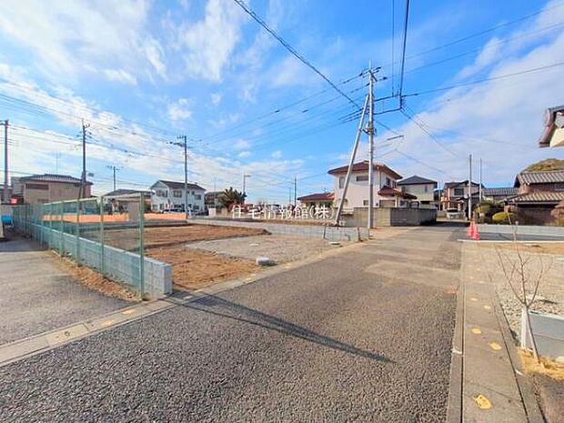 前面道路を含めた現地写真です。