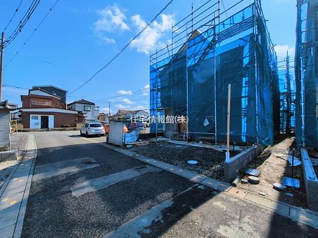 前面道路を含めた現地写真です。