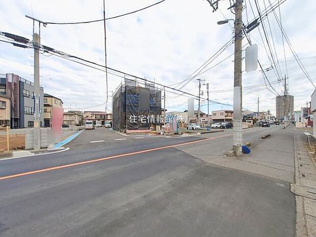 前面道路を含めた現地写真です。