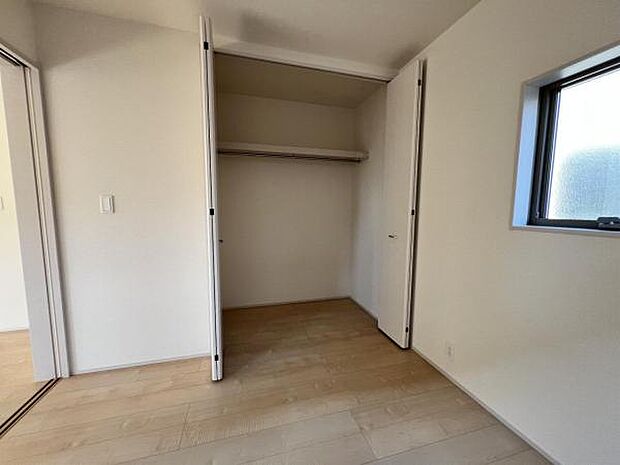 枕棚とハンガーパイプの付いたクローゼットです。