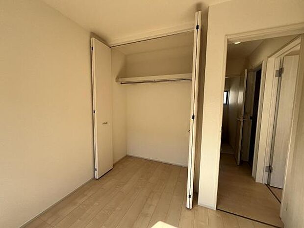 いつでもお部屋をスッキリお使い頂ける収納スペースを設置。