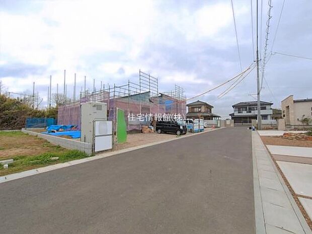 前面道路を含めた現地写真です。