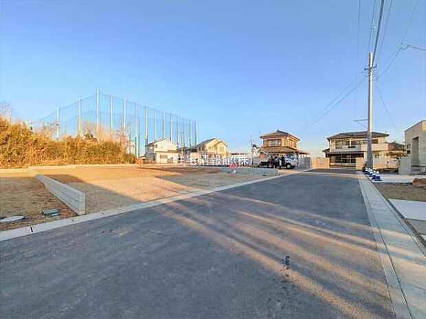 前面道路を含めた現地写真です。