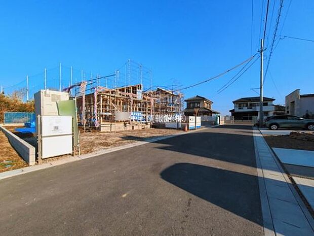 前面道路を含めた現地写真です。