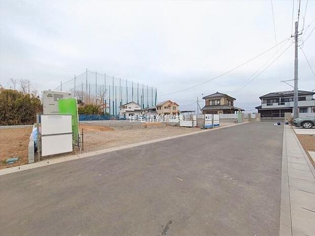 前面道路を含めた現地写真です。