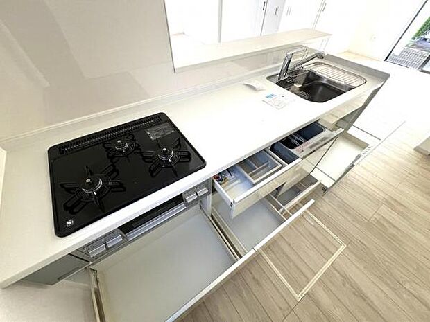 作業スペースが広く家事動線をゆったりと確保できるキッチンです。