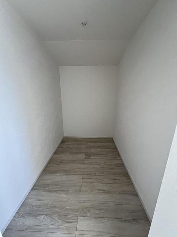 ウォークインクローゼットがあり収納スペースも豊富。季節物もスッキリ片付きそうです。