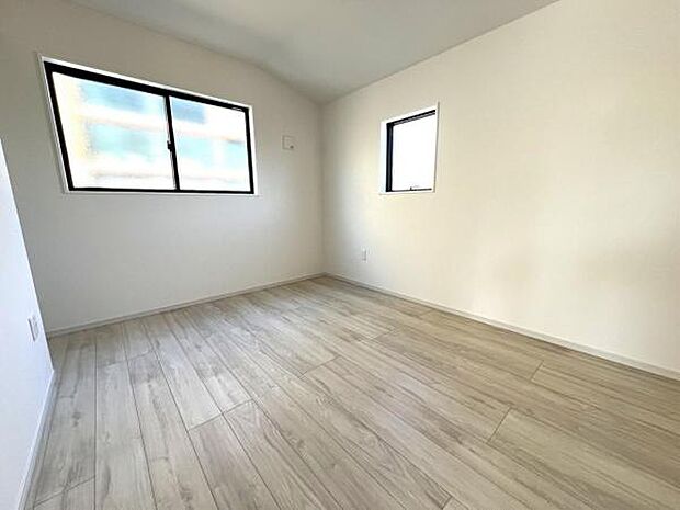 木の温もりが優しいフローリングの収納スペース付き洋室です。